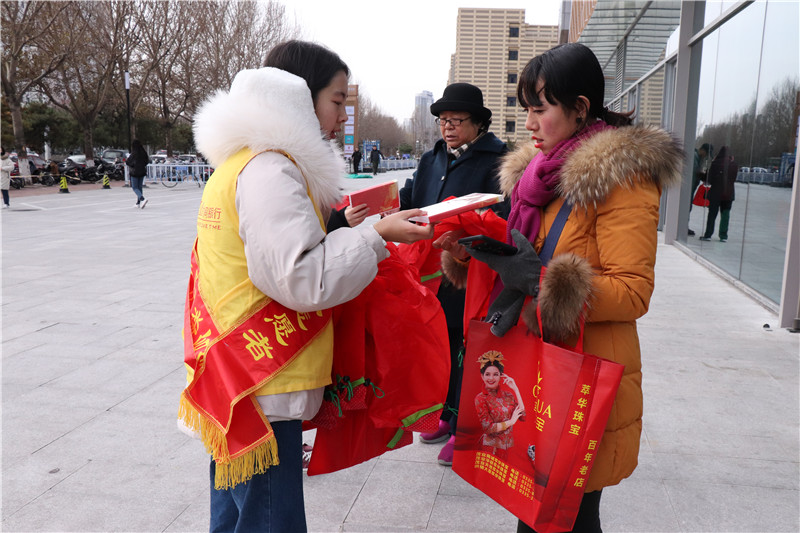 志愿者向市民发放宣传手册