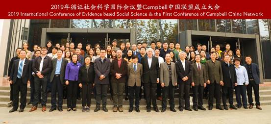 图片包含 人员, 照片, 建筑物, 群组描述已自动生成