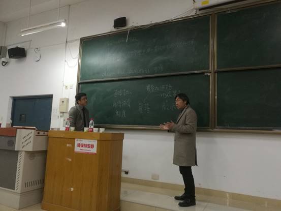 楜泽能生教授(右)讲授《耕作者主义与农地的集体自主管理:面向可持续社会的农地制度的基本原理》,文元春副教授(左)担任翻译(伦海波摄)