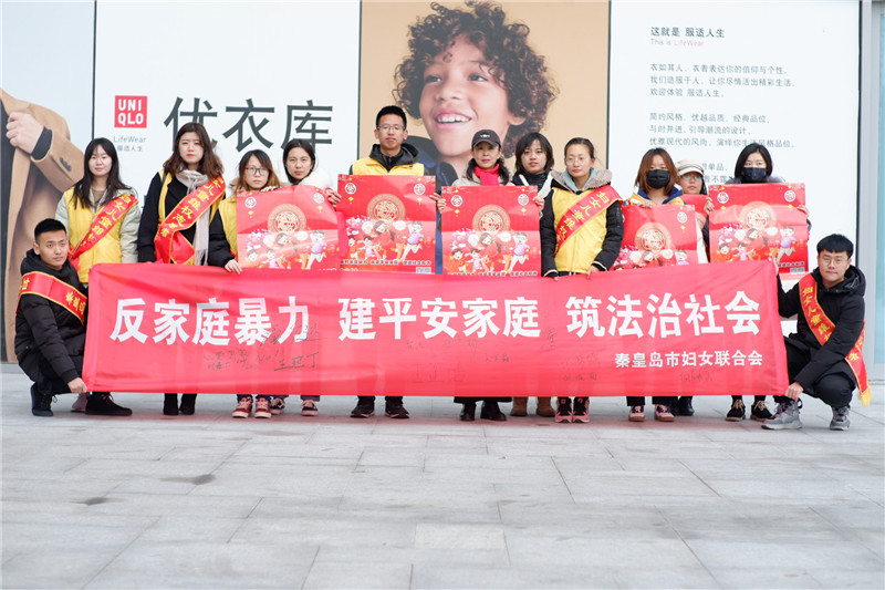 工作人员拉起条幅合照