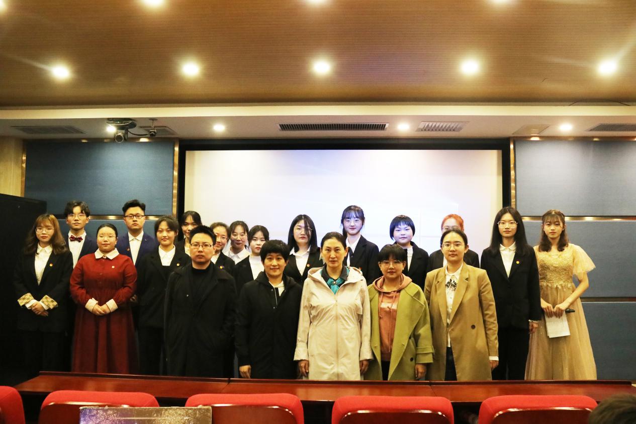 评委与参赛选手合影 评委与参赛选手合影